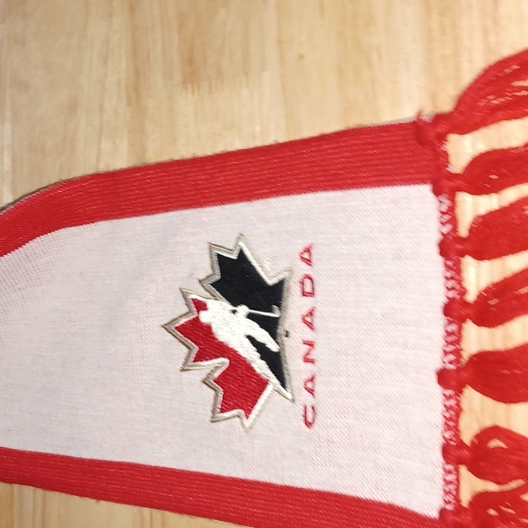 Unused NIKE TEAM CANADA HOCKEY SCARF - Picture 2 of 3